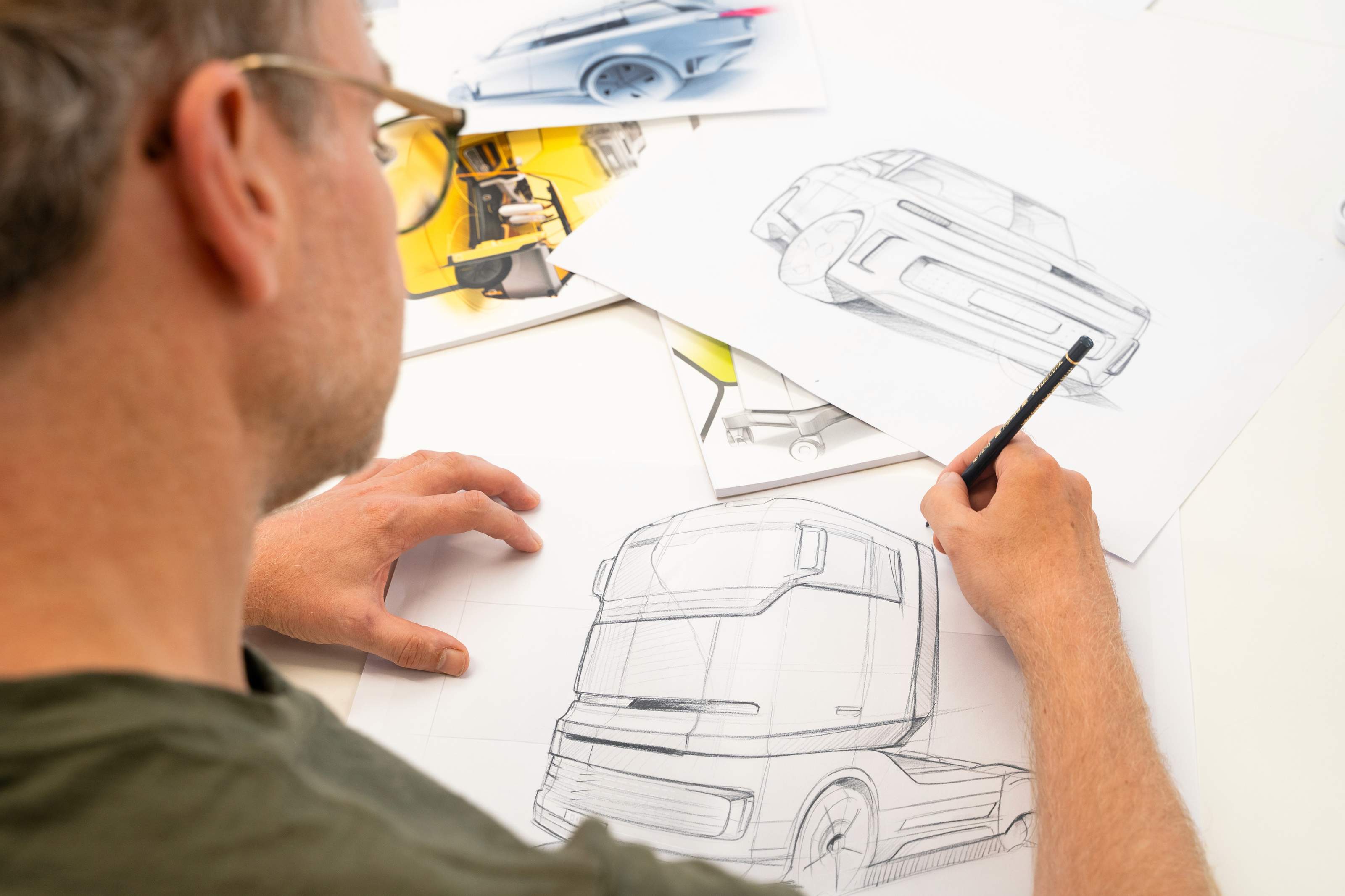 Designer skizziert ein Nutzfahrzeug mit Bleistift