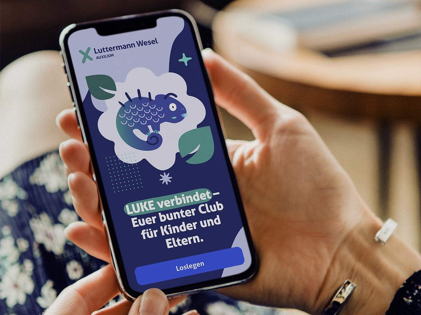 Smartphone showing the chameleon illustration of Luttermann’s LUKE network for children and parents