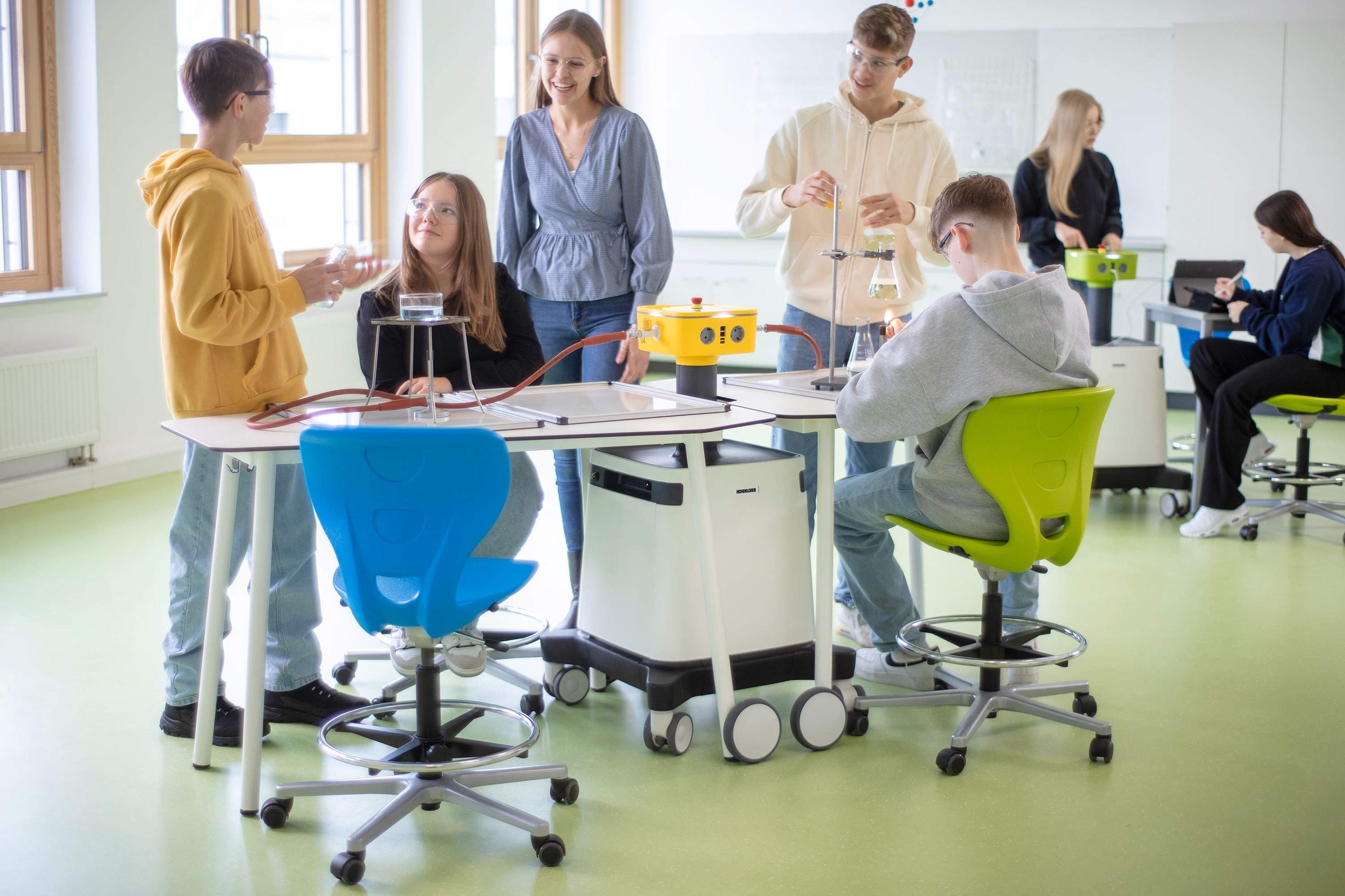 Pupils experimenting with the medienBuddy in the classroom