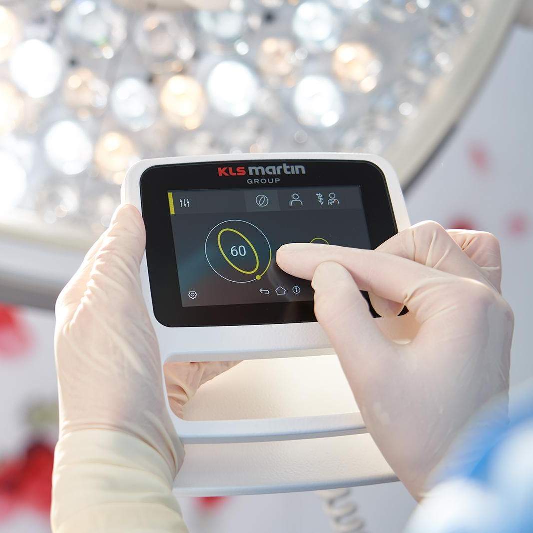 Hände in OP-Handschuhen bedienen das Touch-Display der OP-Leuchte marLED X von KLS Martin